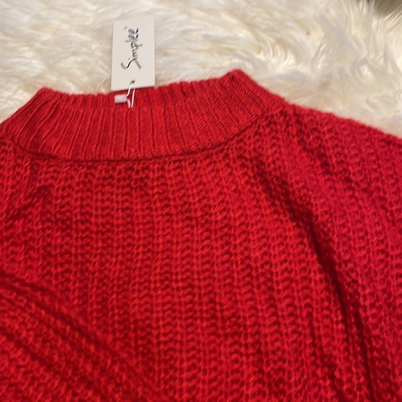 Simple red sweater - Picture 2 of 3
